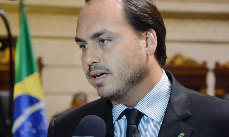 Carlos Bolsonaro chega à sede da PF no Rio para depor