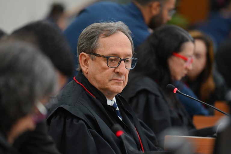 Sem constrangimento ilegal ou excesso de prazo, não se conhece de habeas corpus