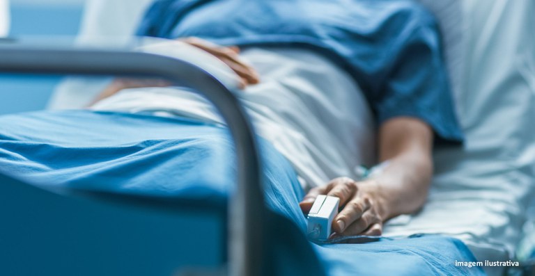 Mulher que teve gaze esquecida após cirurgia será indenizada
