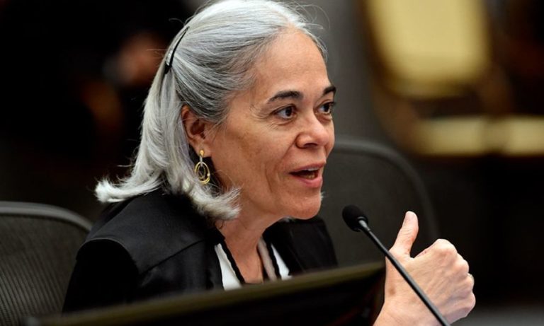 Estando os Juízes no mesmo nível, não cabe a nenhum deles alterar a decisão do outro