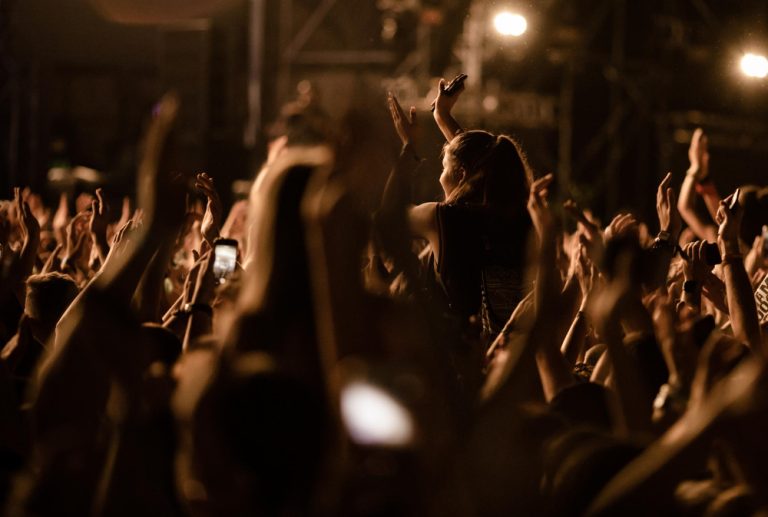 Fã deve ser indenizado por não ter sido comunicado sobre cancelamento de evento por e-mail