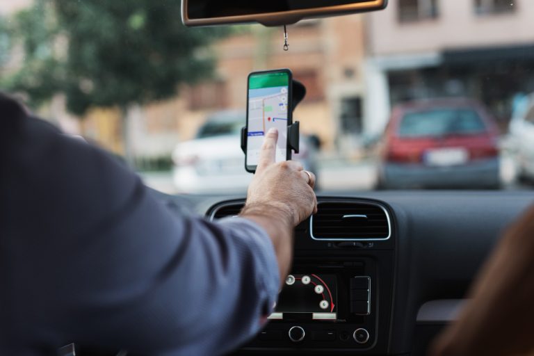 Justiça condena Uber a indenizar motorista desligado de forma unilateral em Manaus
