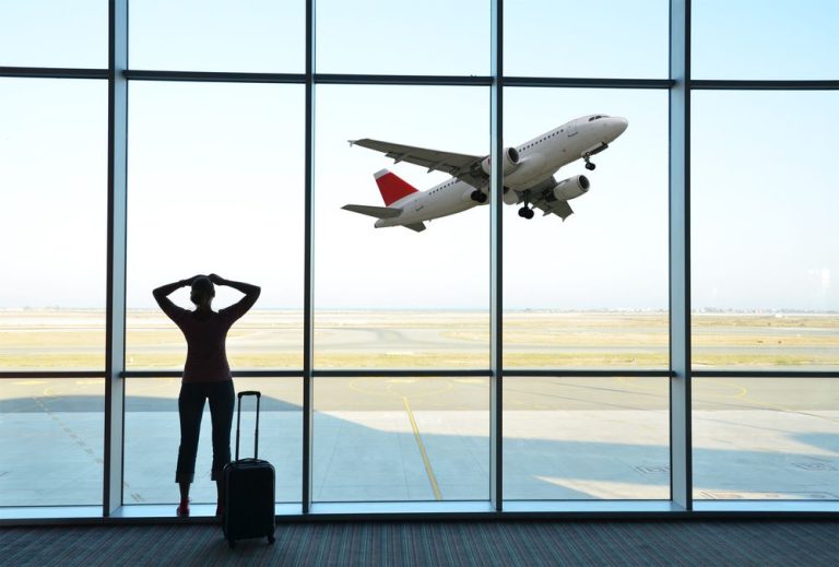 TJ condena empresa aérea por danos morais e materiais após cancelamento de voo e falta de assistência