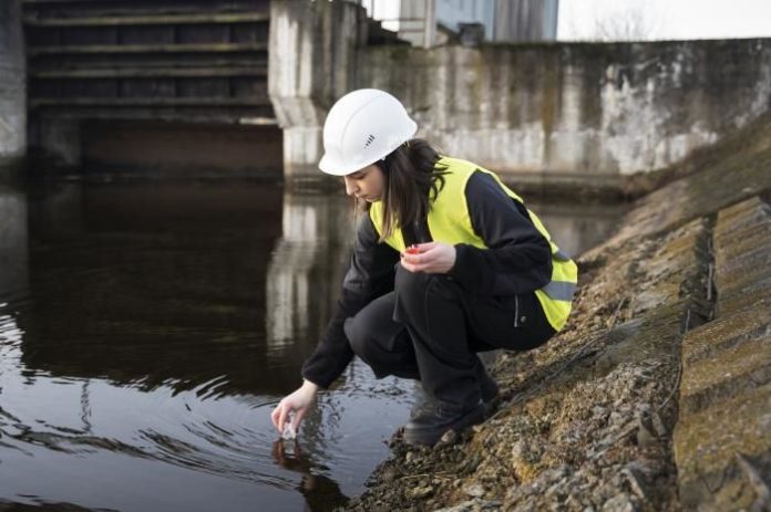 e022254759_full-shot-environmental-engineer-getting-water-sample--1-_700 (1)