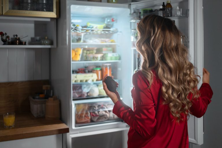 Consumidora, após três anos, será indenizada por cobrança em duplicidade de geladeira