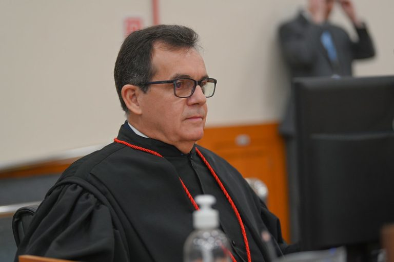 Dependência para pensão por morte deve respeitar a lei vigente à época do falecimento do segurado
