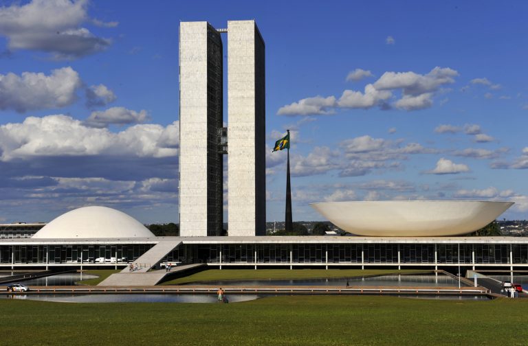 Câmara dos Deputados acena para adiamento do exame da prisão de Chiquinho Brazão