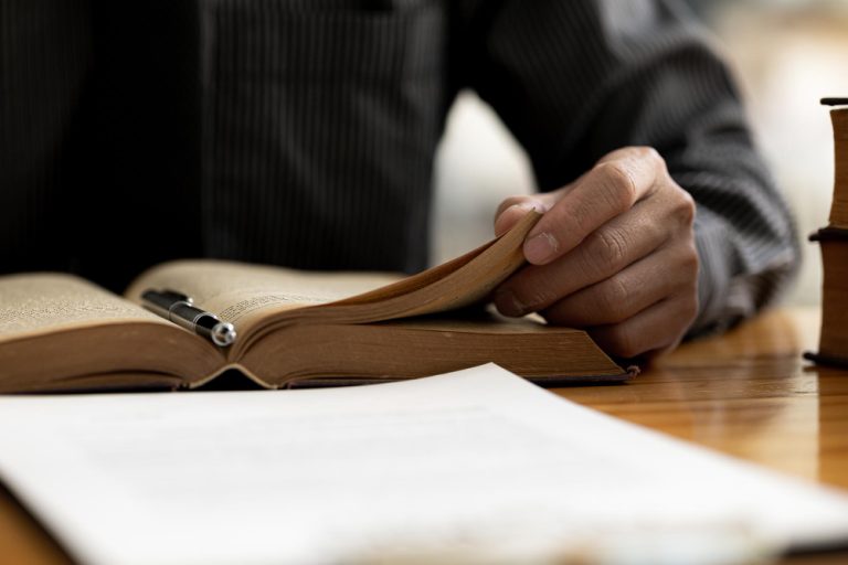 Justiça derruba decisão que barrou aluno após ser aprovado em vestibular por cota racial