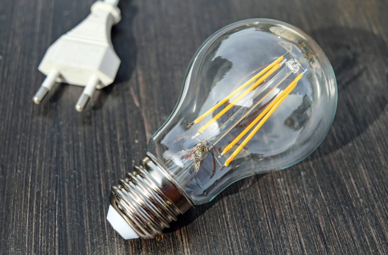 Idosa deve ser indenizada por corte de energia durante a pandemia da Covid-19