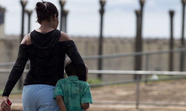 Mulher cumprindo pena restritiva pode ser impedida de visitar marido preso, fixa decisão