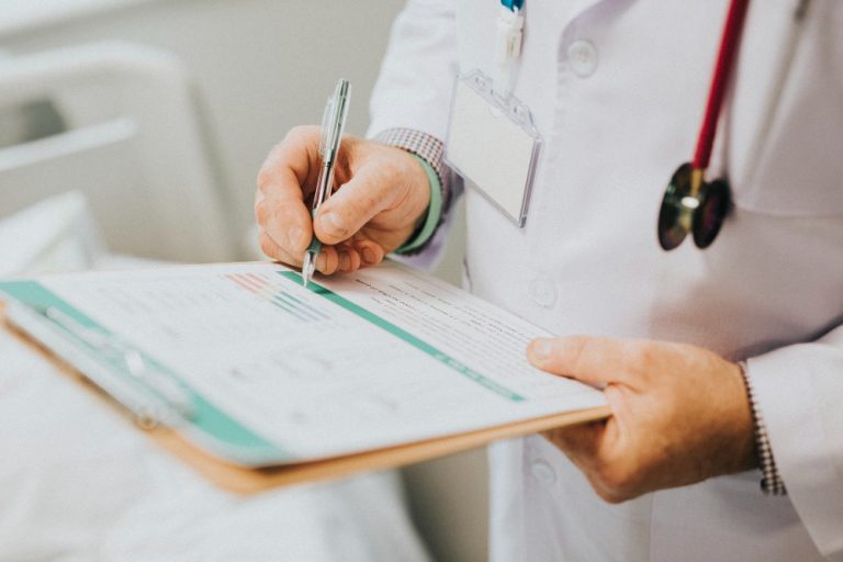 Pacientes com câncer podem ter justiça gratuita assegurada em lei, prevê projeto