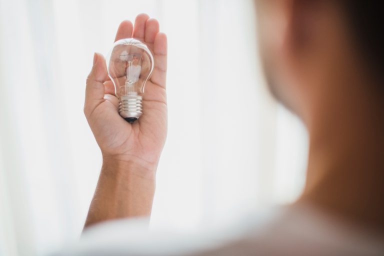 Juiz nega danos morais contra a Amazonas Energia por cobrança indevida sem restrição do nome