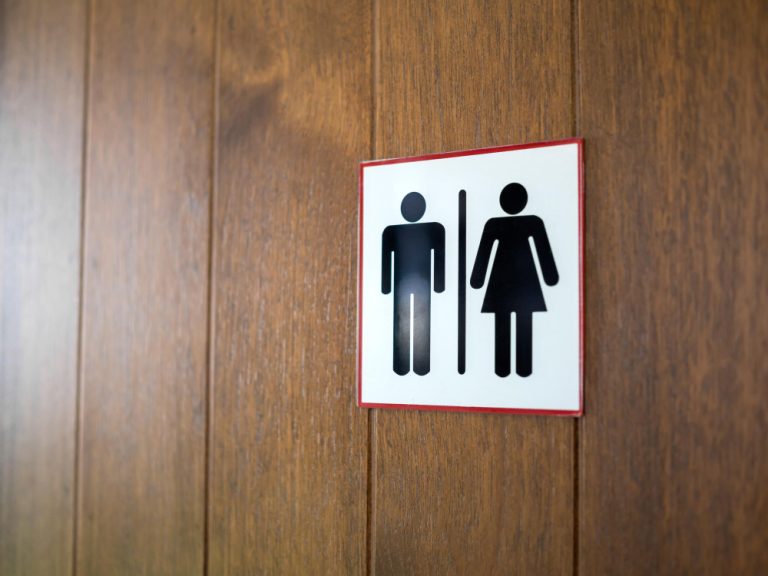 Empresa é condenada por proibir trabalhador trans de usar banheiro masculino