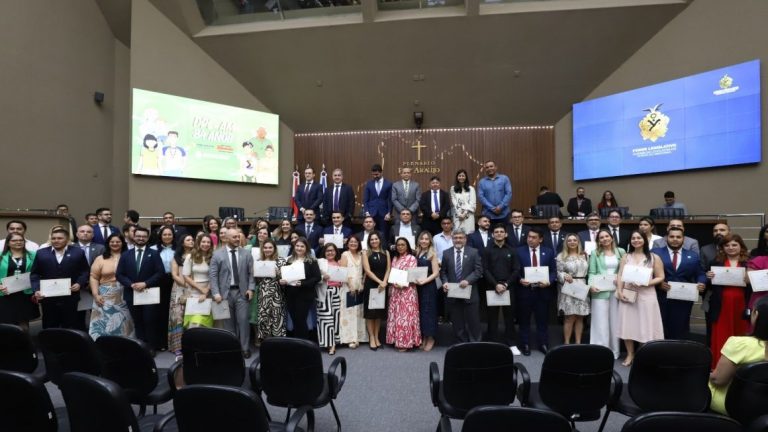 DPE/AM recebe homenagens da ALEAM pelos serviços de cidadania prestados em 34 anos