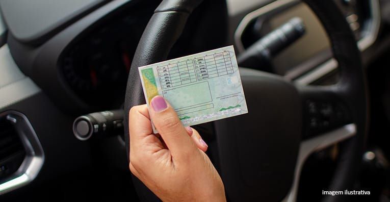Motorista que teve CNH bloqueada por 21 meses deve ser indenizado