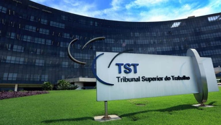 Causa Dano Existencial obrigar o funcionário a cumprir 12 horas diárias de trabalho, diz TST