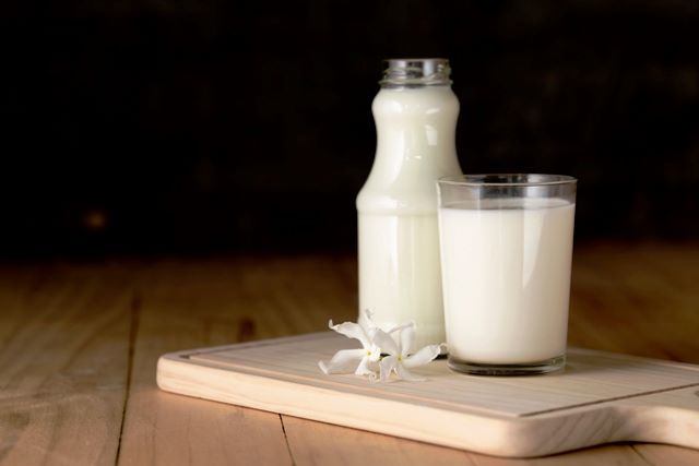 jca09_fresh-milk-bottle-glass