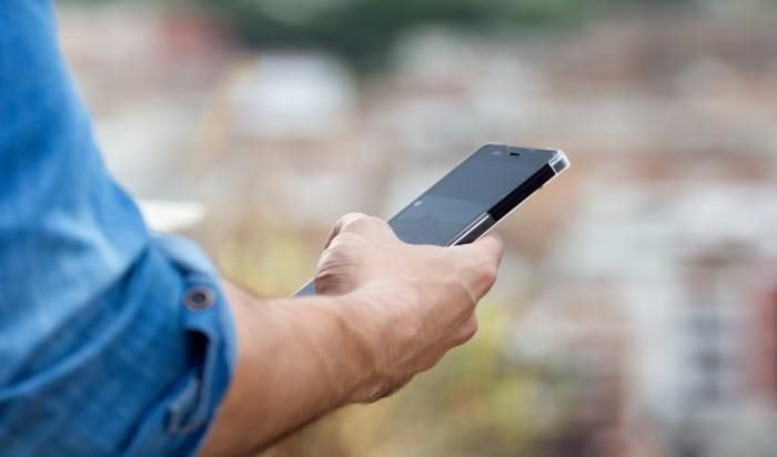 rdf14_crop-photo-male-hand-with-gadget_700