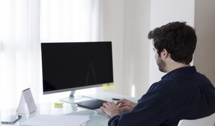 rdf14_man-browsing-computer-office_700