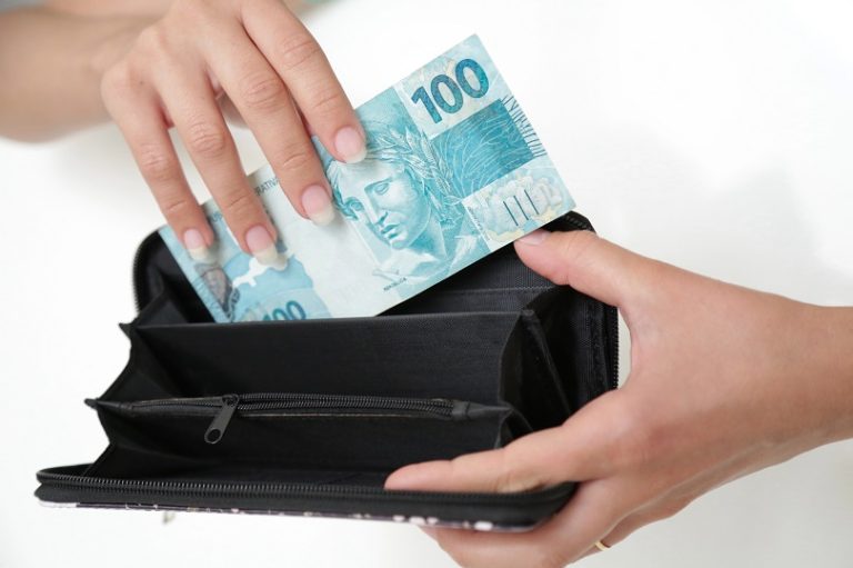 Empresa do setor de alimentação é condenada a indenizar trabalhadores por atrasos salariais