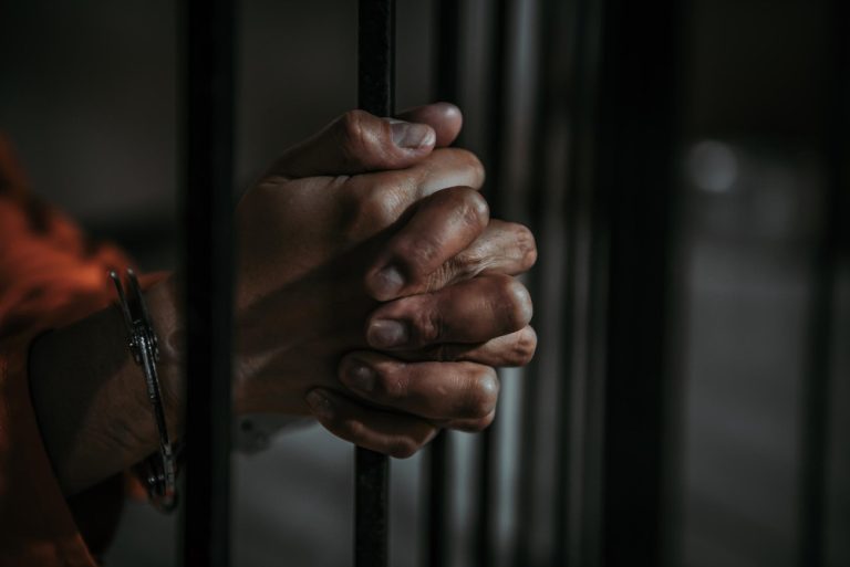 DF deve indenizar mãe de homem que morreu em cela de delegacia