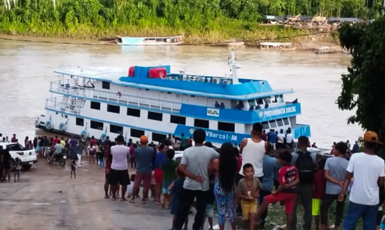 INSS usa barcos para orientar aposentados da Amazônia sobre descontos