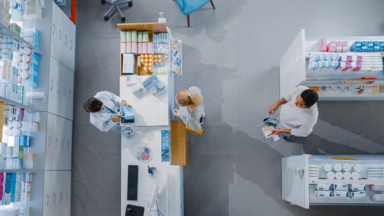 Farmácia deverá indenizar balconista vítima de três assaltos