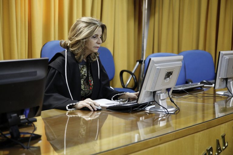 Alegação de falsa assinatura exige perícia e afasta competência dos Juizados, define Turma Recursal