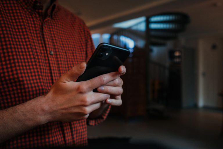 Operadora deve indenizar por cancelar linha pré-paga antes do prazo e fixa indenização de R$ 10 mil