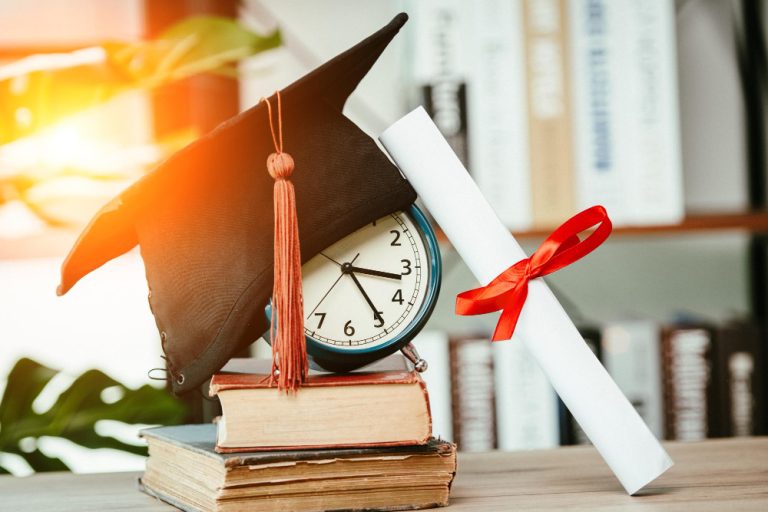 FAMETRO é condenada a indenizar aluno em R$ 5 mil por demora de 8 meses na emissão de diploma