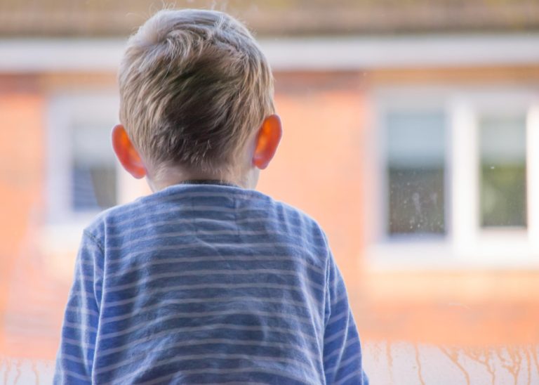 Justiça do AM obriga Estado e Município a garantir intérpretes e mediadores para alunos com autismo