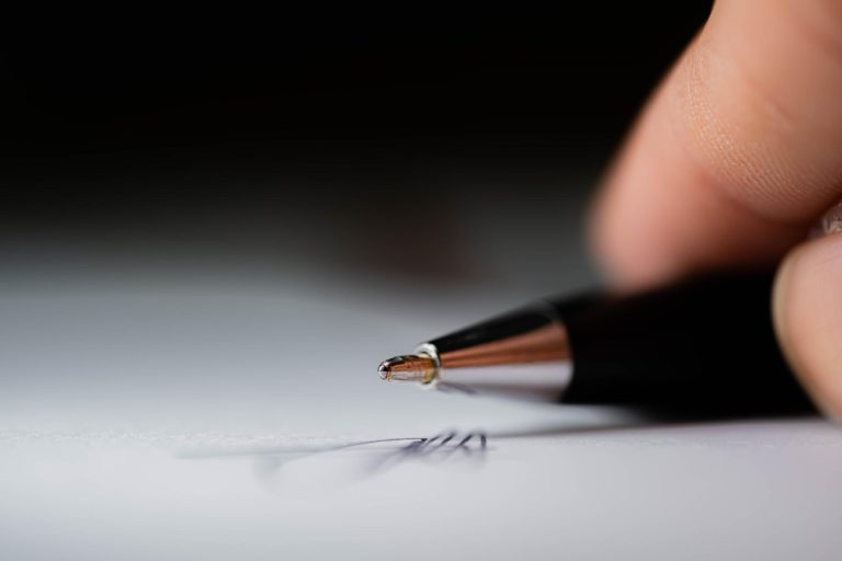 Negativa genérica não afasta fiança quando assinatura não é contestada; fiador deve assumir a cobrança