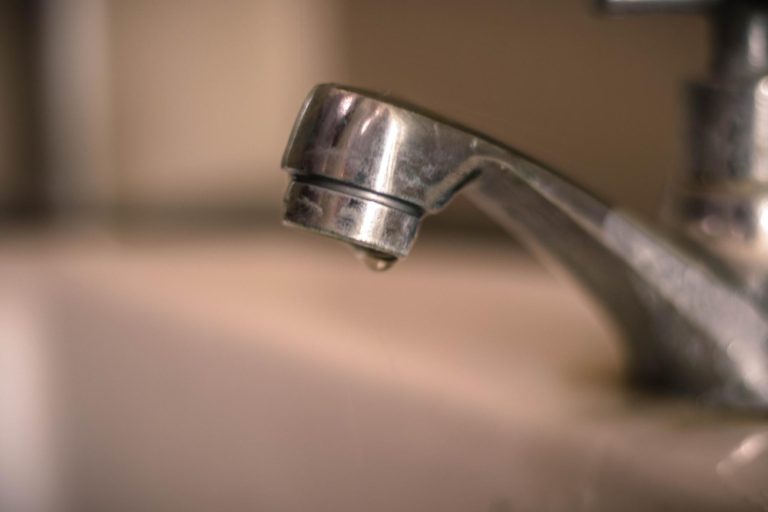 Falha em religar água é equiparada a interrupção indevida e gera indenização de R$ 5 mil no Amazonas