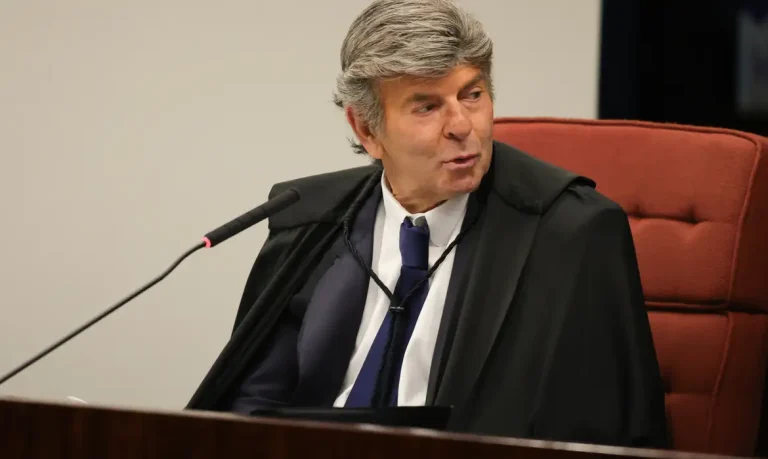 Fux absolve Bolsonaro e condena Braga Netto e Cid pela trama golpista