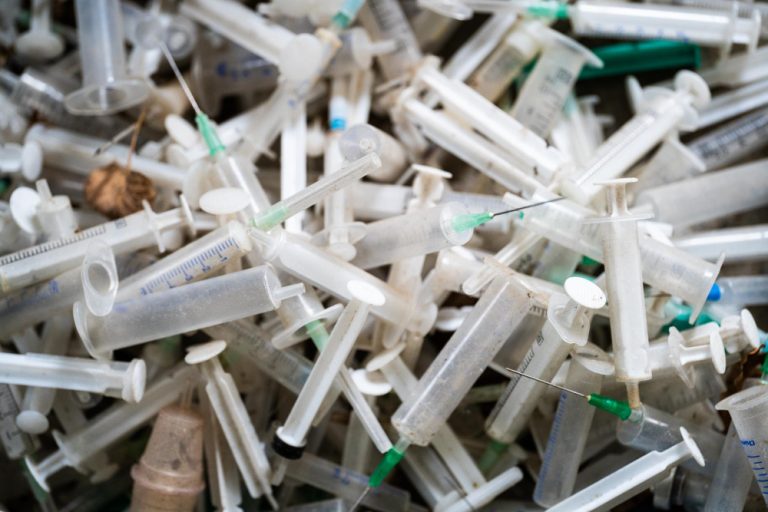 Condomínio é condenado a indenizar coletor de lixo por perfuração com agulha