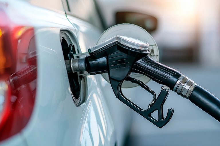 Taxista que teve carro danificado por combustível adulterado será indenizado