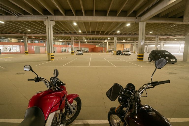 Mesmo recuperado, veículo furtado em estacionamento gera indenização contra supermercado