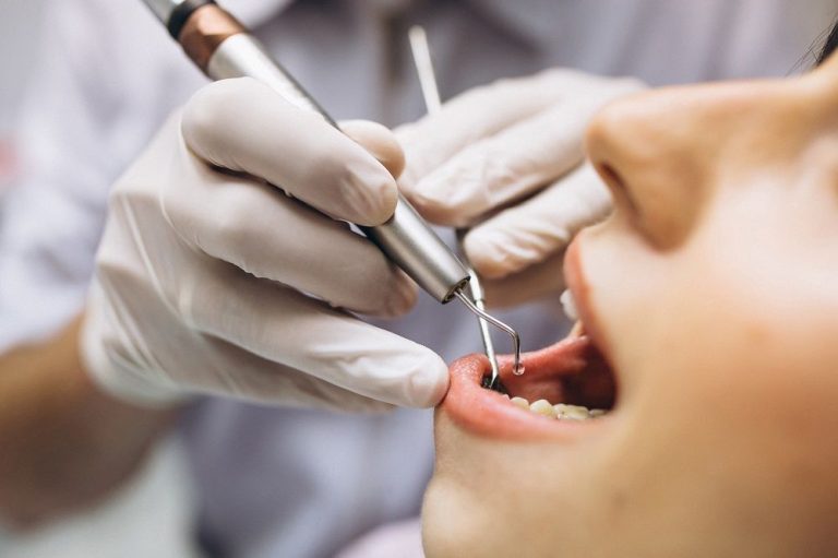 Justiça condena clínica e dentista a indenizar paciente por perda de dente