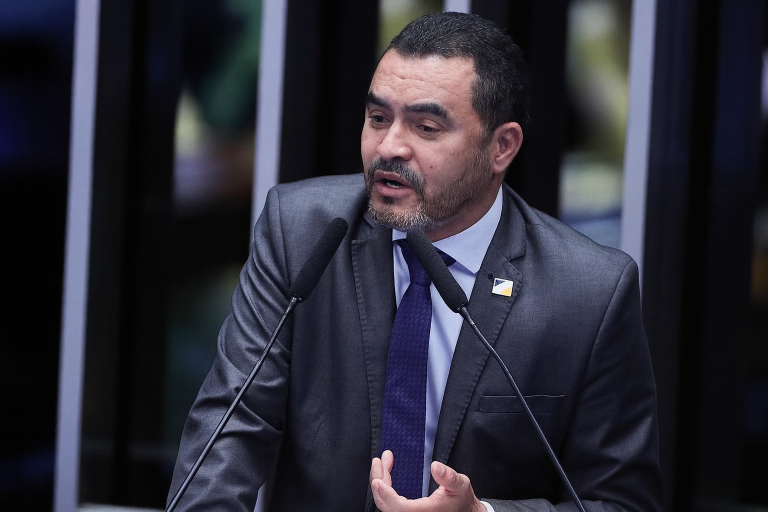 Alvo de investigação, governador do Tocantins é afastado do cargo