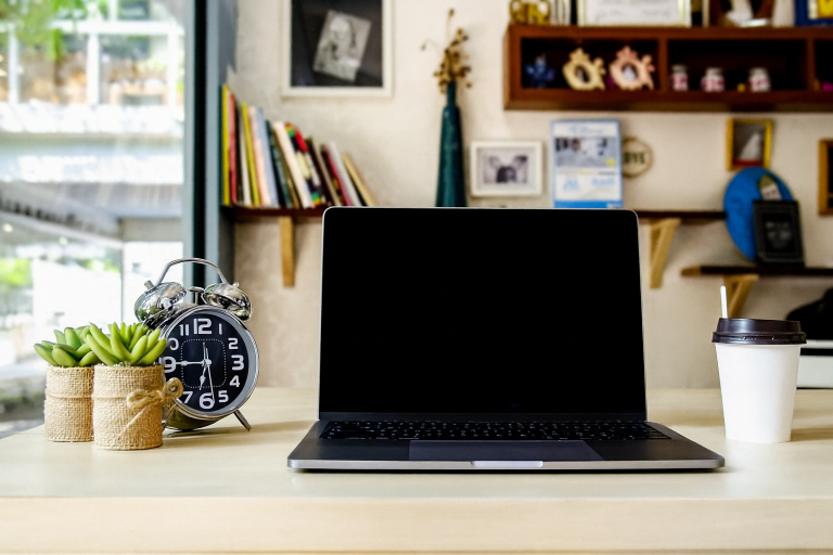 Sem aditivo contratual escrito sobre teletrabalho, corretora terá de pagar horas extras a gerente