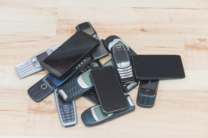 Agente acusado de facilitar entrada de celular em prisão reverte justa causa e será indenizado