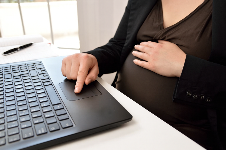 Assistente que ficou grávida durante contrato de aprendizagem tem estabilidade reconhecida
