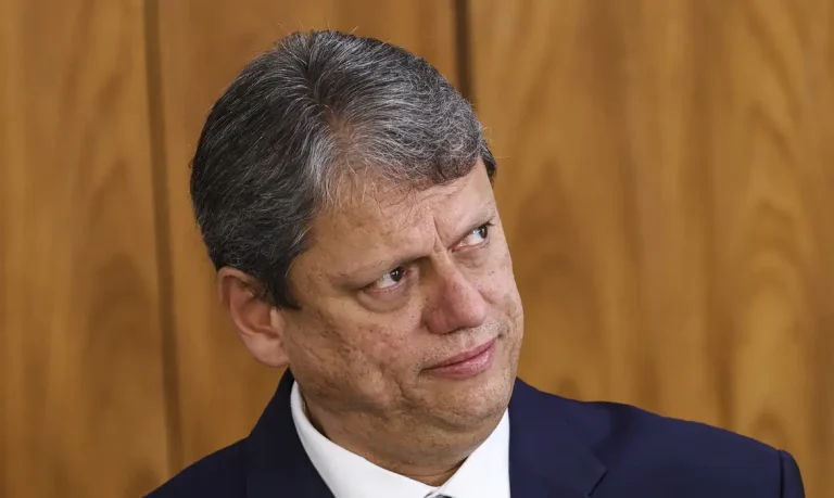 Moraes pede parecer da PGR sobre pedido para investigar Tarcísio