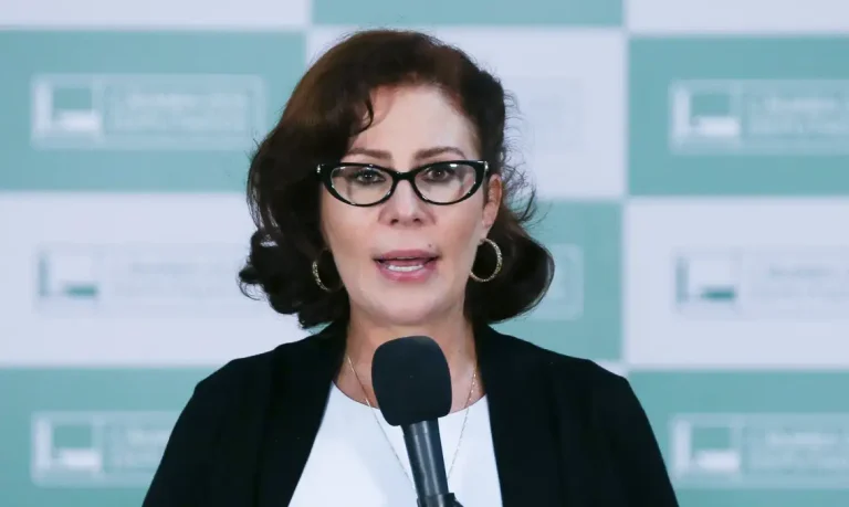 Moraes libera redes sociais da deputada Carla Zambelli