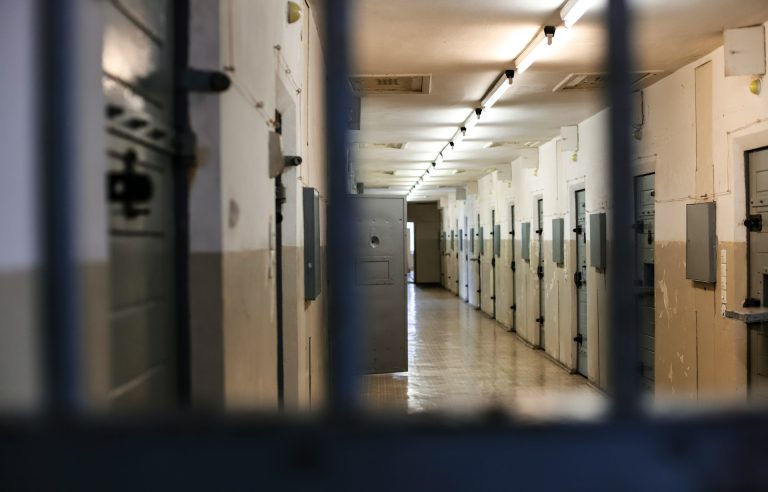 Homem é condenado a 15 anos de prisão por matar namorada trans