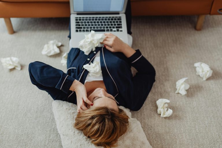 Ex-gerente comprova burnout e clínica de estética é condenada a indenizar trabalhadora