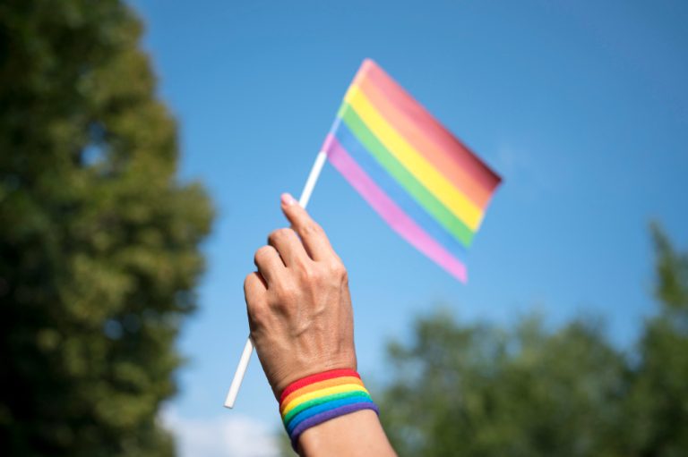 Banco é condenado a indenizar pessoa trans por falha na atualização de cadastro após mudança de nome