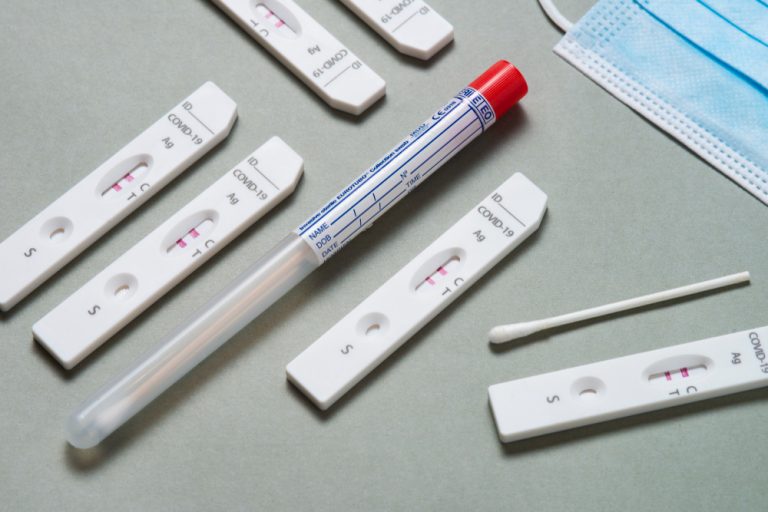 Justiça condena empresas por perda de mais de nove mil kits de teste de Covid-19