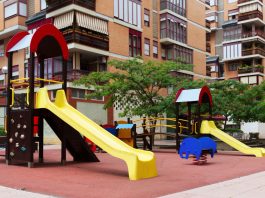 Comissão aprova multa para quem deixa criança sozinha em elevador e áreas comuns de condomínios