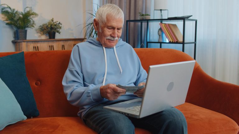 Comissão aprova projeto que pretende tornar a internet mais segura e acessível para idosos